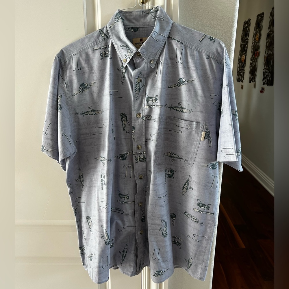 CLEARANCE Men’s M Blue Woolrich Fishing Lures Button Down Short Sleeve Shirt